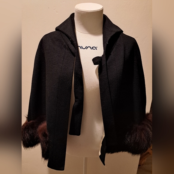 Vintage cashmere cape with fow fur trim✨️🫢🫨 - Picture 4 of 10